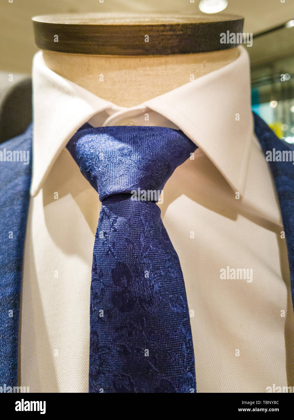 Últimas tendencias en traje, camisa y corbata combinación - Navy traje y corbata - camisa blanca Foto de stock