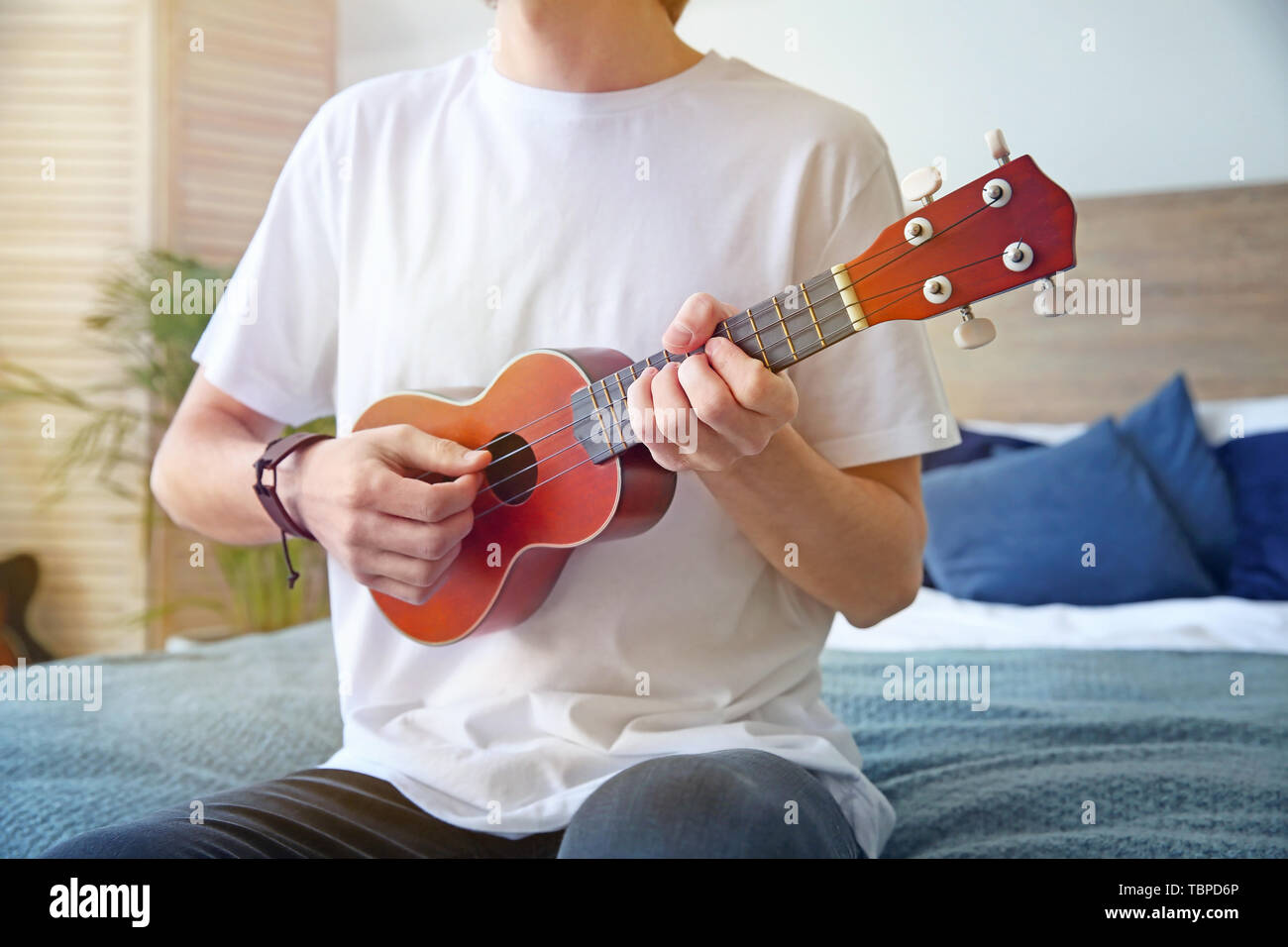 Guitarra pequeña fotografías e imágenes de alta resolución - Alamy