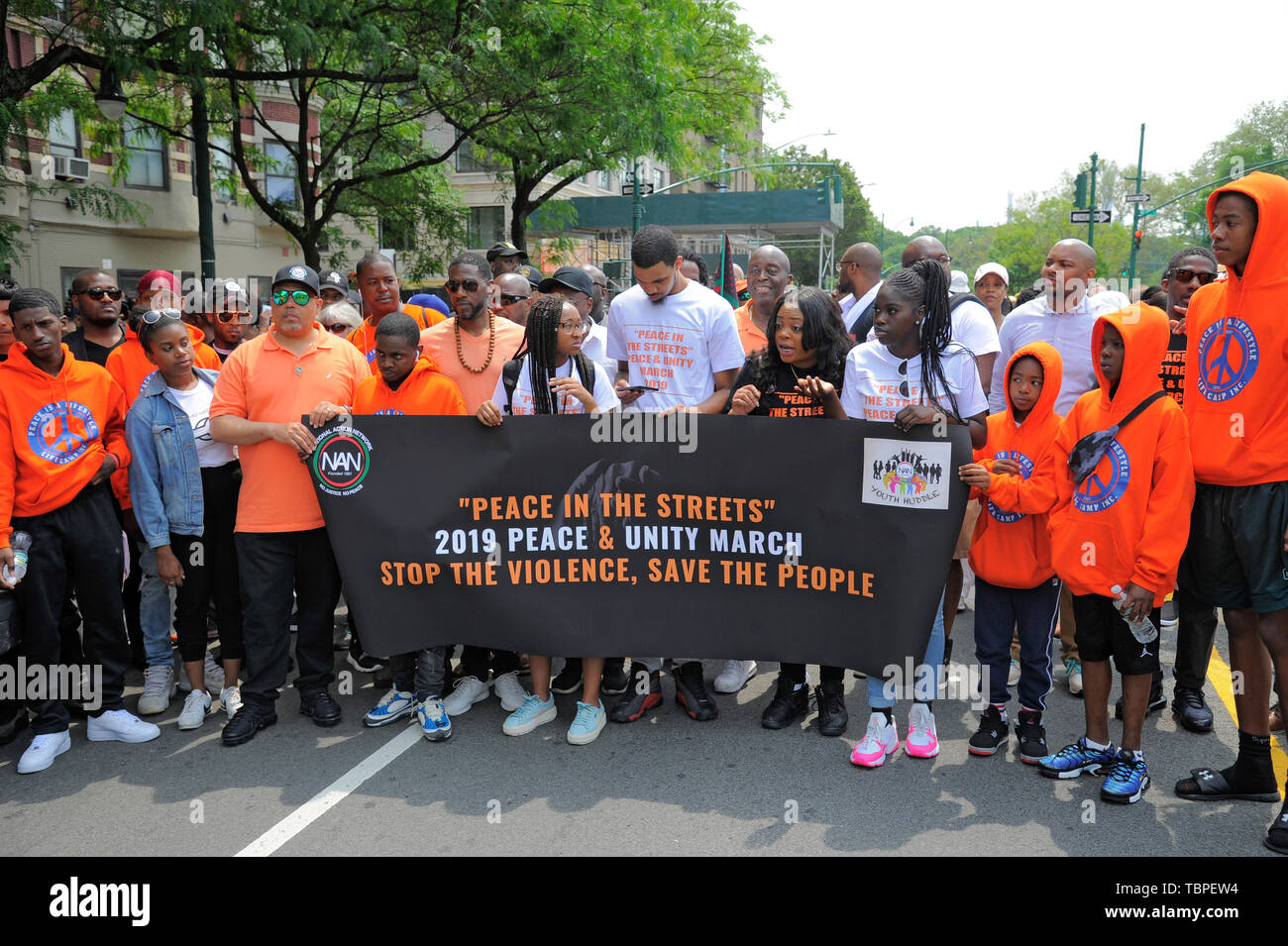 NEW YORK, NY - 01 de junio 2019: Activistas asistir a la paz en las calles: paz y unidad de Marzo en Harlem en Junio 01, 2019 en la Ciudad de Nueva York. Foto de stock
