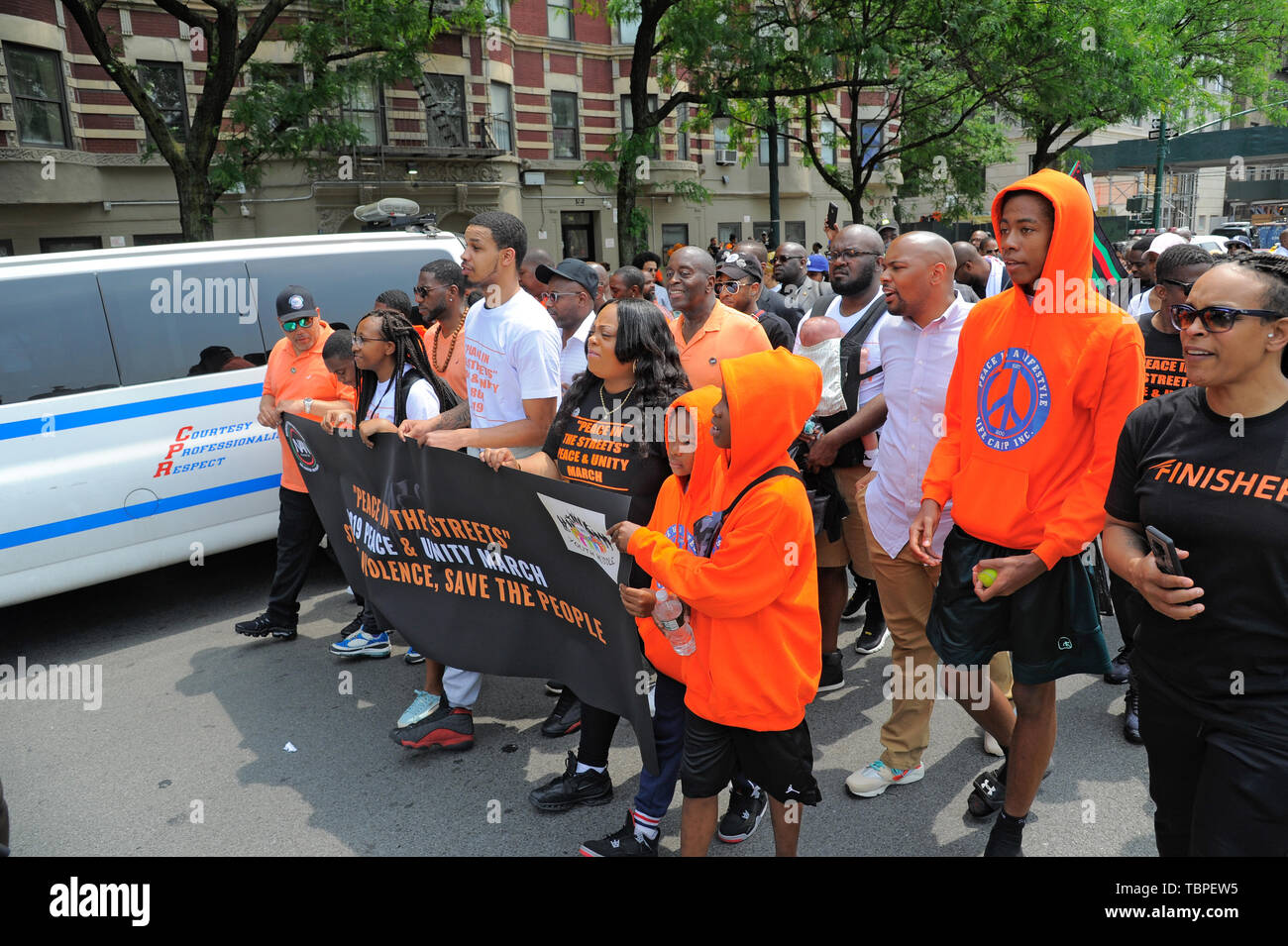 NEW YORK, NY - 01 de junio 2019: Activistas asistir a la paz en las calles: paz y unidad de Marzo en Harlem en Junio 01, 2019 en la Ciudad de Nueva York. Foto de stock
