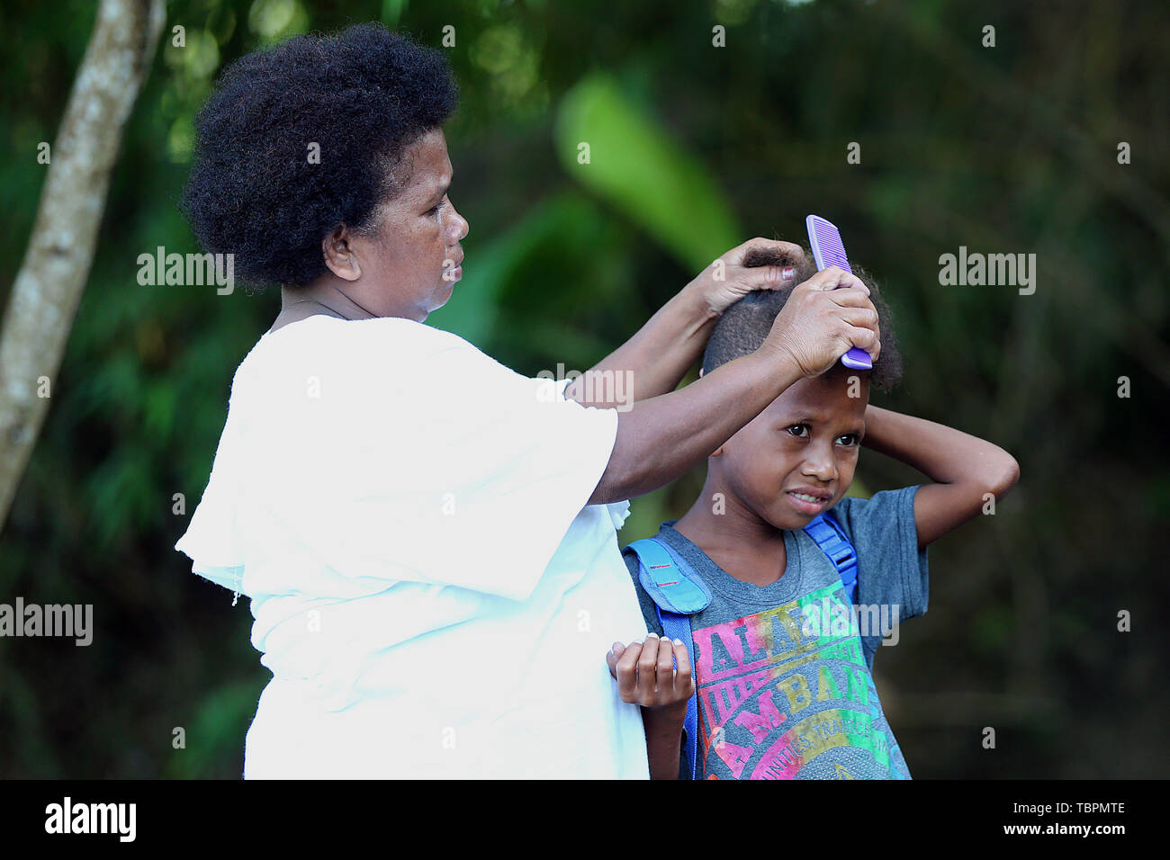 Provincia de Pampanga, Filipinas. El 3 de junio, 2019. Una madre y su hijo desde el grupo indígena "Aeta' a prepararse para la escuela durante el primer día de clases en aulas temporales de Díaz Elementary School en la provincia de Pampanga, Filipinas, 3 de junio de 2019. Aulas temporales fueron creadas con posterioridad a las aulas de la comunidad Aeta fueron destruidos por el terremoto de abril pasado, tal como hoy se conmemora el primer día del nuevo año escolar en Filipinas. Crédito: Rouelle Umali/Xinhua/Alamy Live News Foto de stock