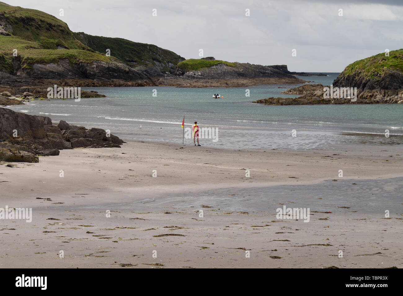 Tragumna, West Cork, Irlanda, 3 de junio de 2019, un día húmedo y ventoso dejaron las playas a una solitaria salvavidas para patrullar como los turistas se mantuvieron alejados. Crédito/ aphperspective Alamy Live News Foto de stock