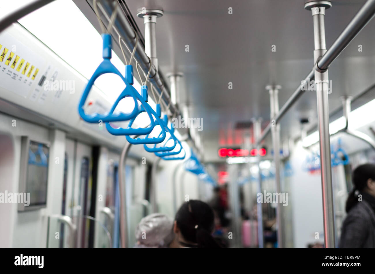 Untado Goteo Inconsciente En el metro de camino a su trabajo Fotografía de stock - Alamy