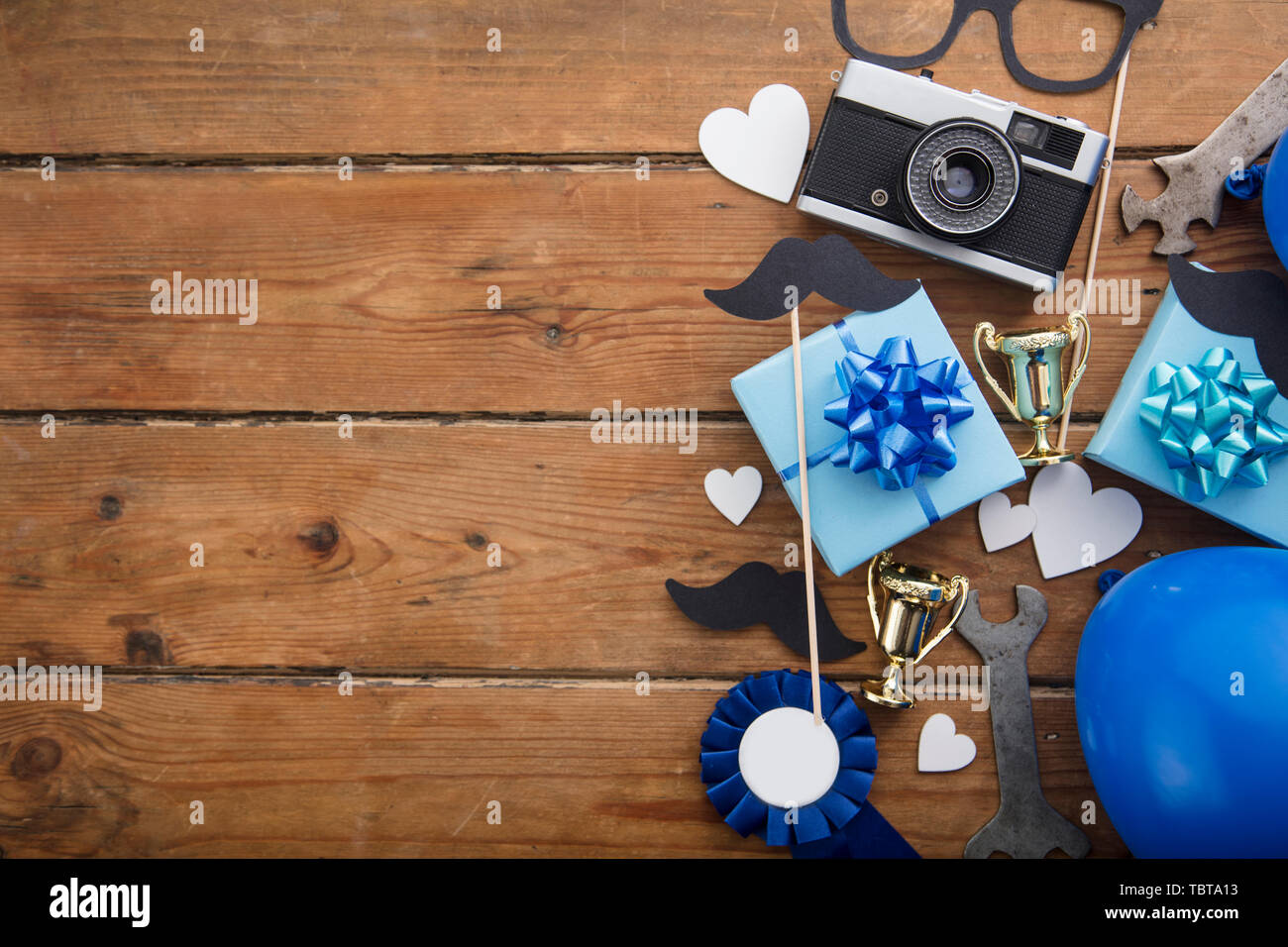 Concepto de fondo para el Día del padre con regalos, bigote y trofeos  Fotografía de stock - Alamy