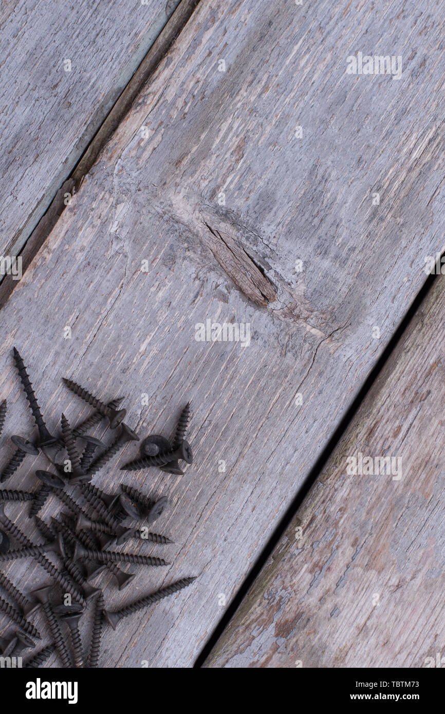 Montones de espigas, tornillos de madera, clavos y esquinas de muebles  sobre fondo de madera Fotografía de stock - Alamy