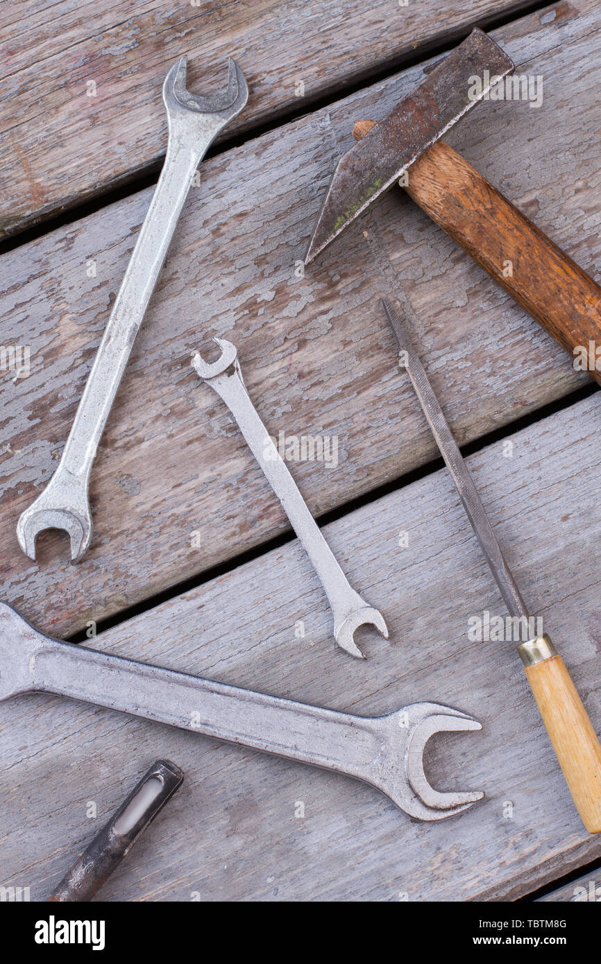 Herramientas de construcción en madera, vista superior de fondo. Llaves de  tuercas, martillo y destornillador vintage sobre tablones de madera vieja.  Instrumentos de carpintero Fotografía de stock - Alamy