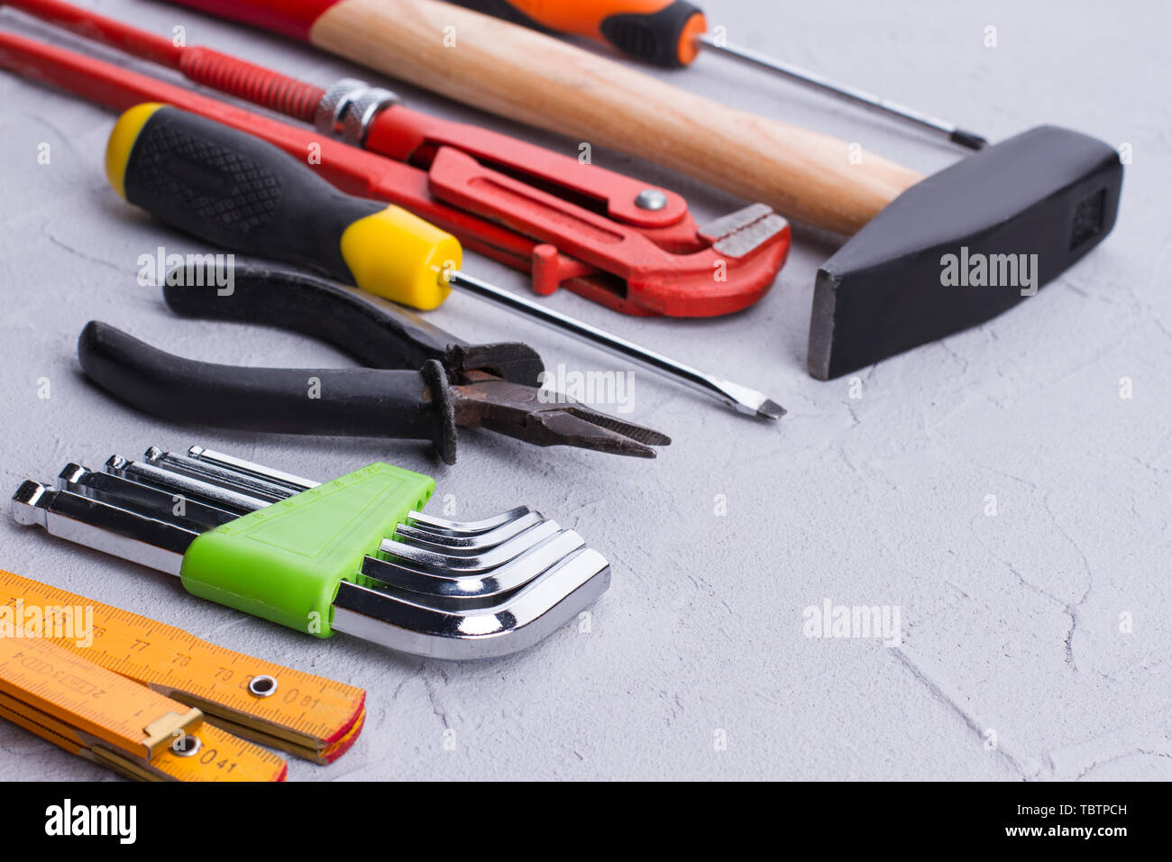 Conjunto de herramientas de construcción. Regla de plegado, llave allen,  alicates, destornillador, llave ajustable y un martillo. Espacio para el  texto Fotografía de stock - Alamy