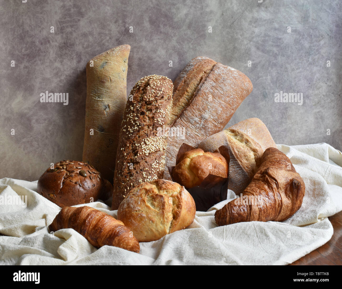 Los diferentes tipos de cocción todavía la vida. Bollos croissants, panes,  bollos y pan empanadas de cortinaje textil. Estilo rústico vintage poster  de panadería. Zonas rurales Fotografía de stock - Alamy