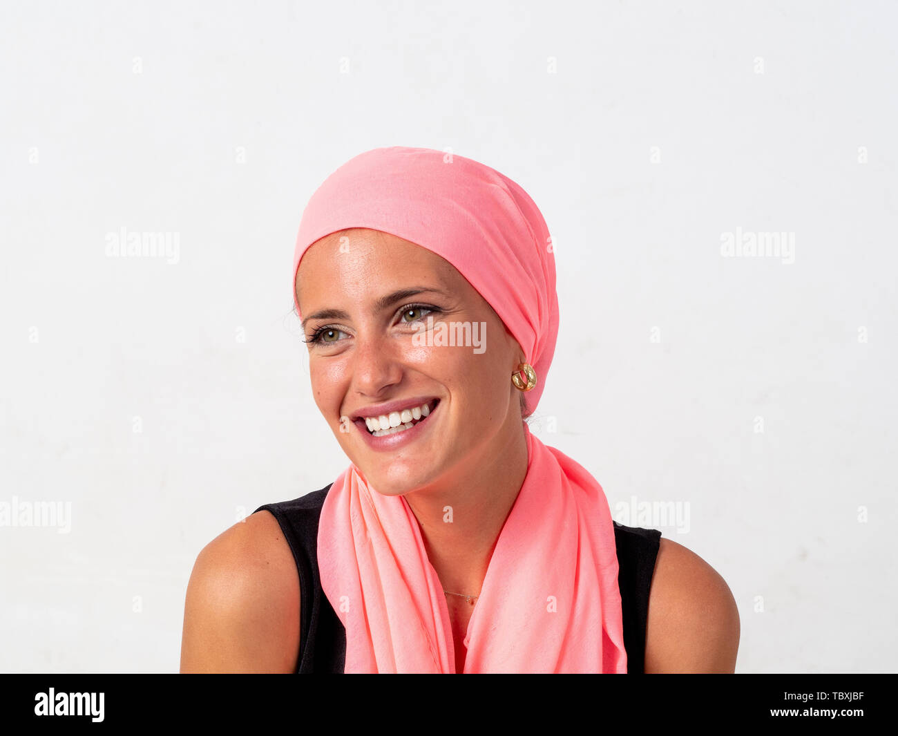 Niña de color rosa con pañuelo en la cabeza y fondo blanco, la lucha contra  el cáncer Fotografía de stock - Alamy