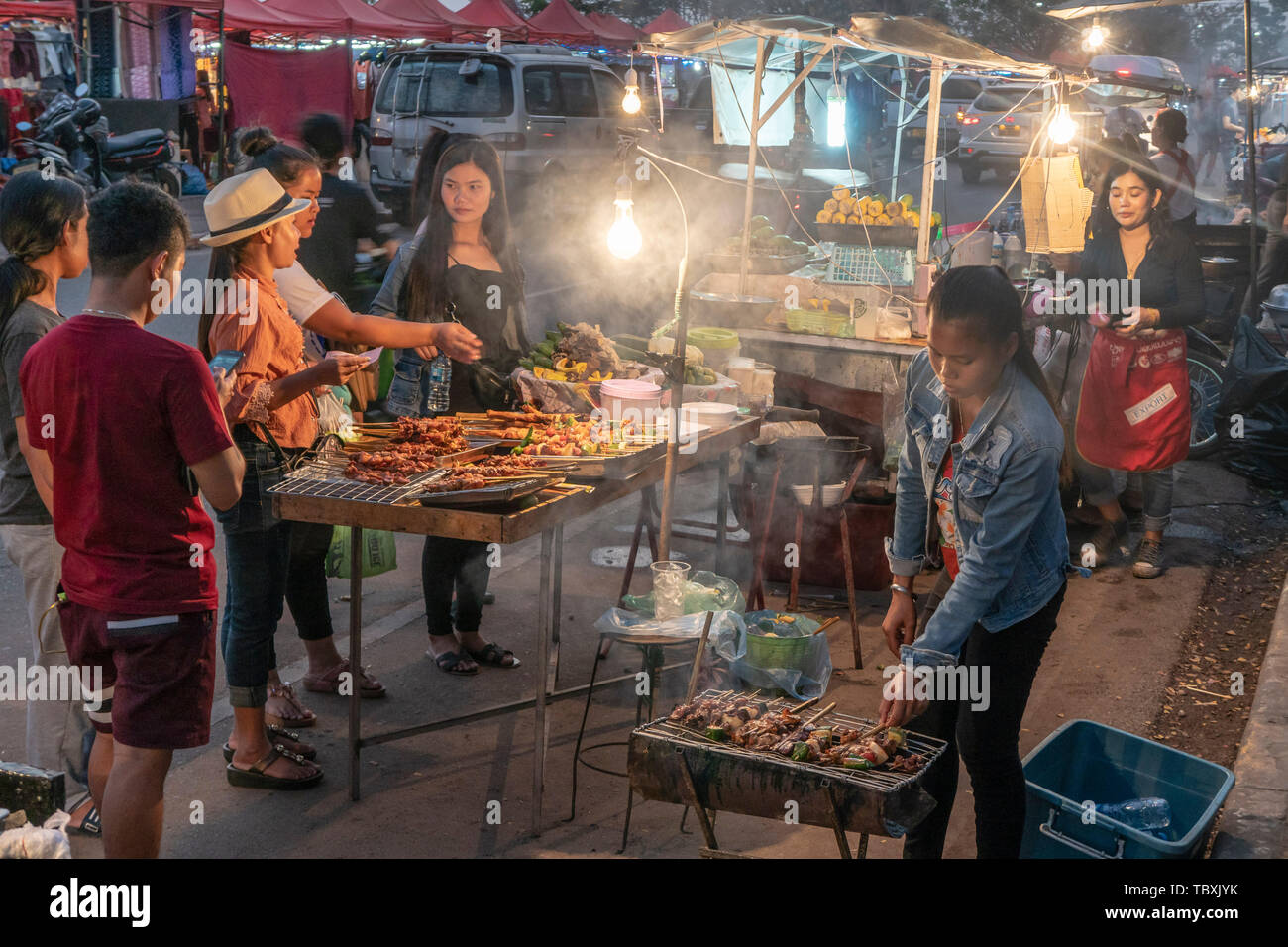 Puesto de comida en la calle Main Street, el mercado nocturno en Vientiane, Laos Foto de stock