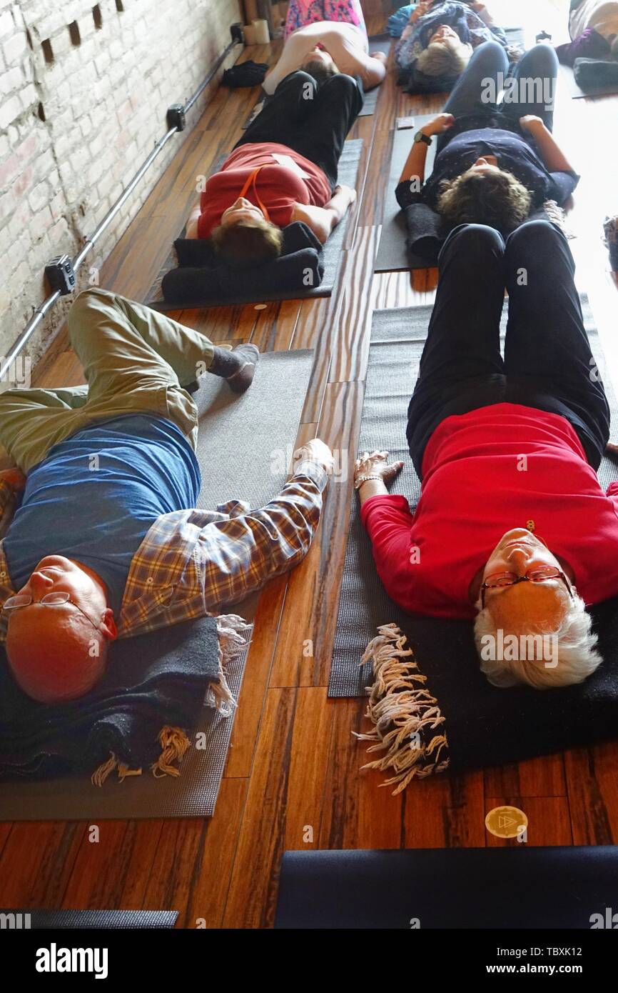 Los participantes en un grupo de sesiones de yoga en el yoga, Sky Skaneateles, Nueva York Foto de stock