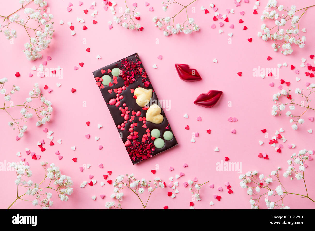 Barra de chocolate, corazón y labios dulces con flor blanca. Día de San  Valentín concepto. Vista desde arriba Fotografía de stock - Alamy