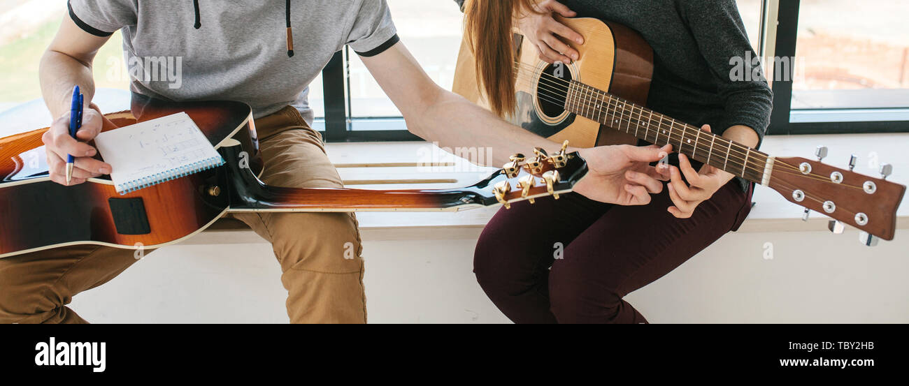 Aprender a tocar la guitarra. Actividades extracurriculares o tutoría o  aficiones o actividades creativas Fotografía de stock - Alamy