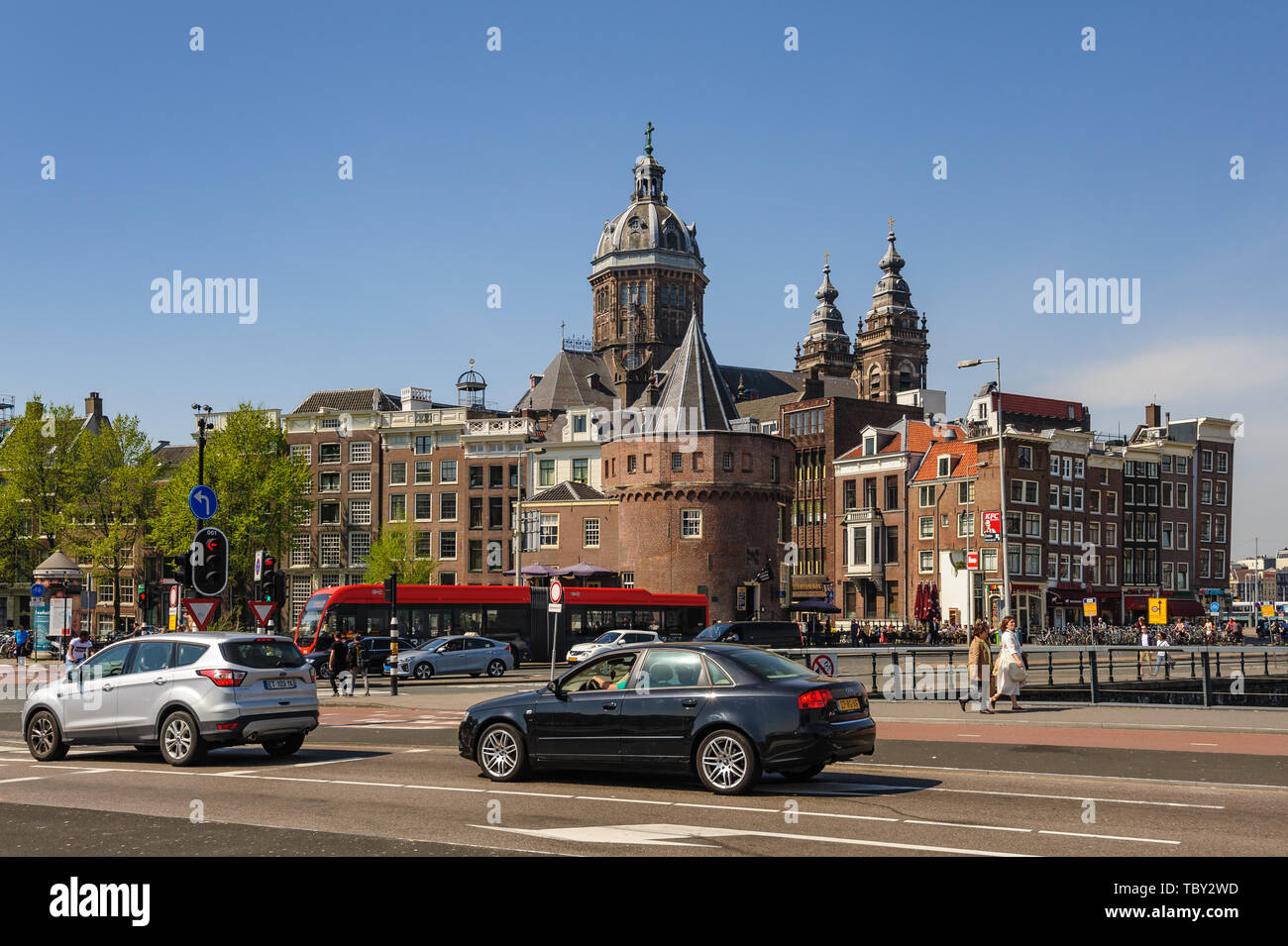 Ver a Amsterdam calles alrededor de la Estación Central. Foto de stock