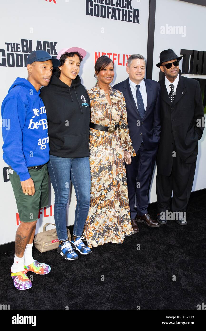 Los Angeles, CA, EE.UU. El 3 de junio, 2019. Pharrell Williams, Helen Lasichanh, Nicole Avant, Ted Sarandos, Jimmy Jam en la terminal de llegadas para el negro padrino Premiere, el teatro Paramount en Paramount Studios mucho, Los Angeles, CA, el 3 de junio de 2019. Crédito: Adrian Cabrero/Everett Collection/Alamy Live News Foto de stock