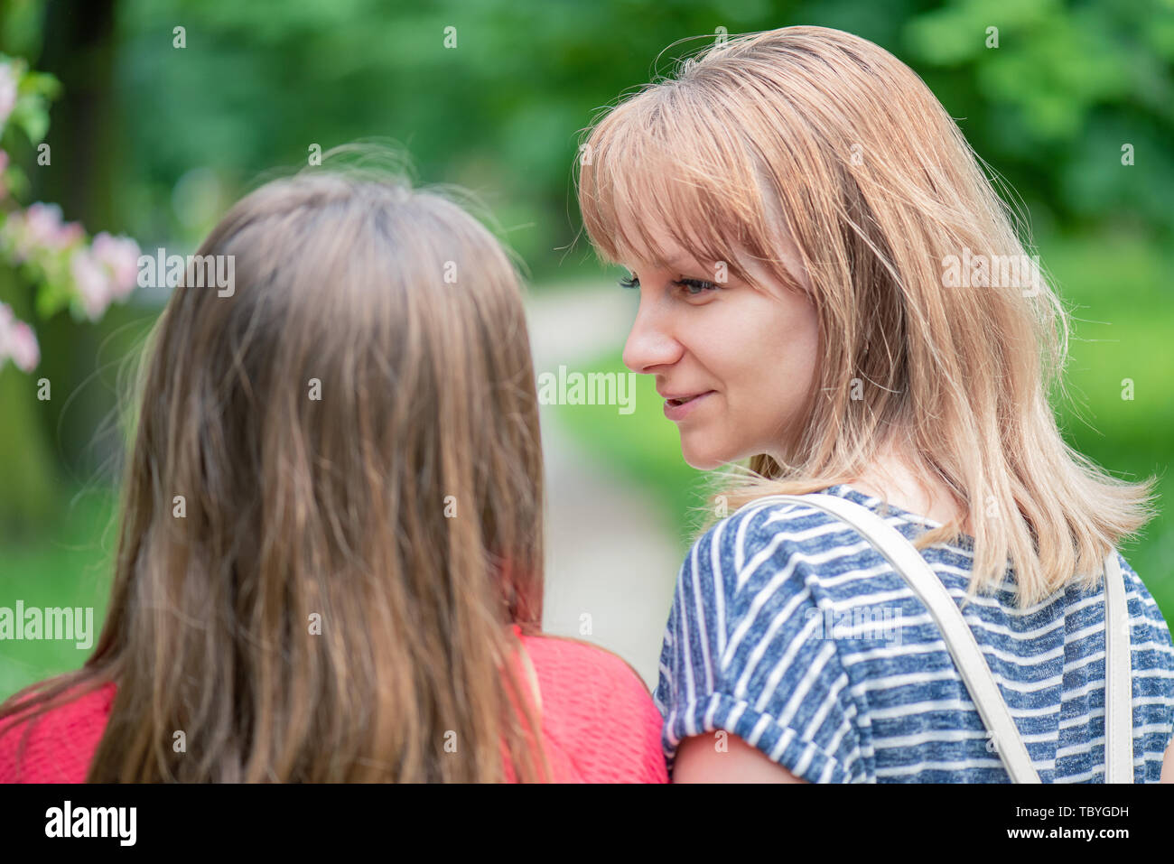 Jovencita con la madre en el parque Foto de stock