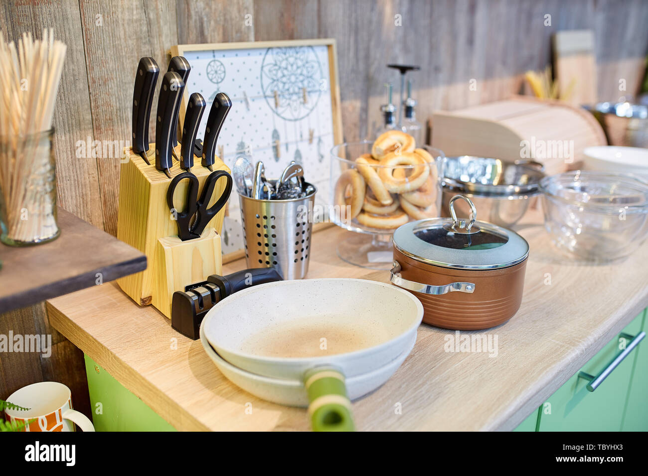 https://c8.alamy.com/compes/tbyhx3/utensilios-de-cocina-en-la-mesa-el-concepto-de-hogar-tbyhx3.jpg