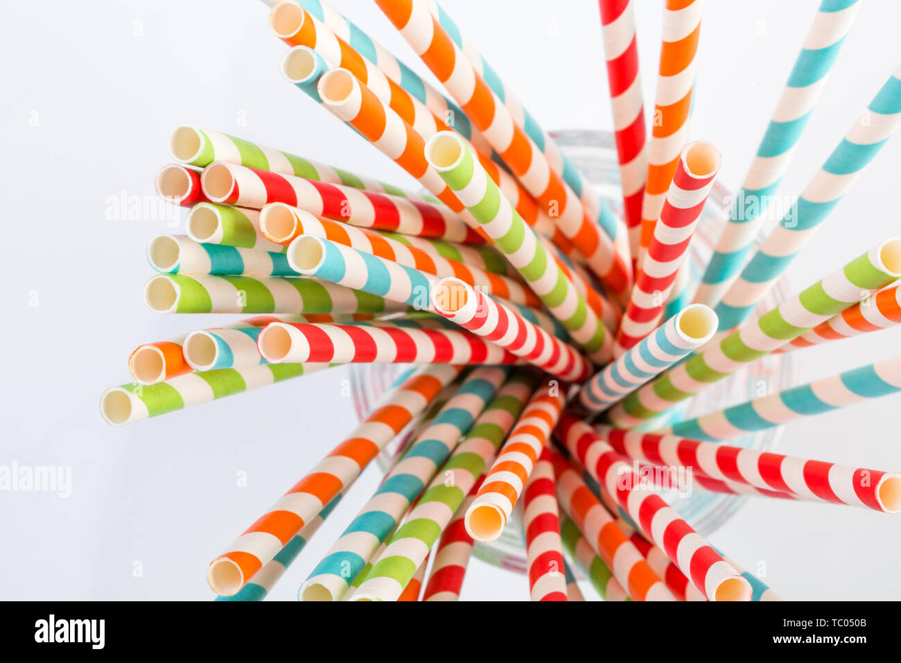 Un papel de colores brillantes de paja. Foto de stock