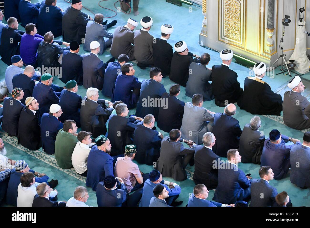 El 4 de junio de 2019. - Rusia, Moscú. - Musulmanes oran durante Eid  al-Fitr, un día que marca el final del mes santo de Ramadán en la Mezquita  Catedral de Moscú