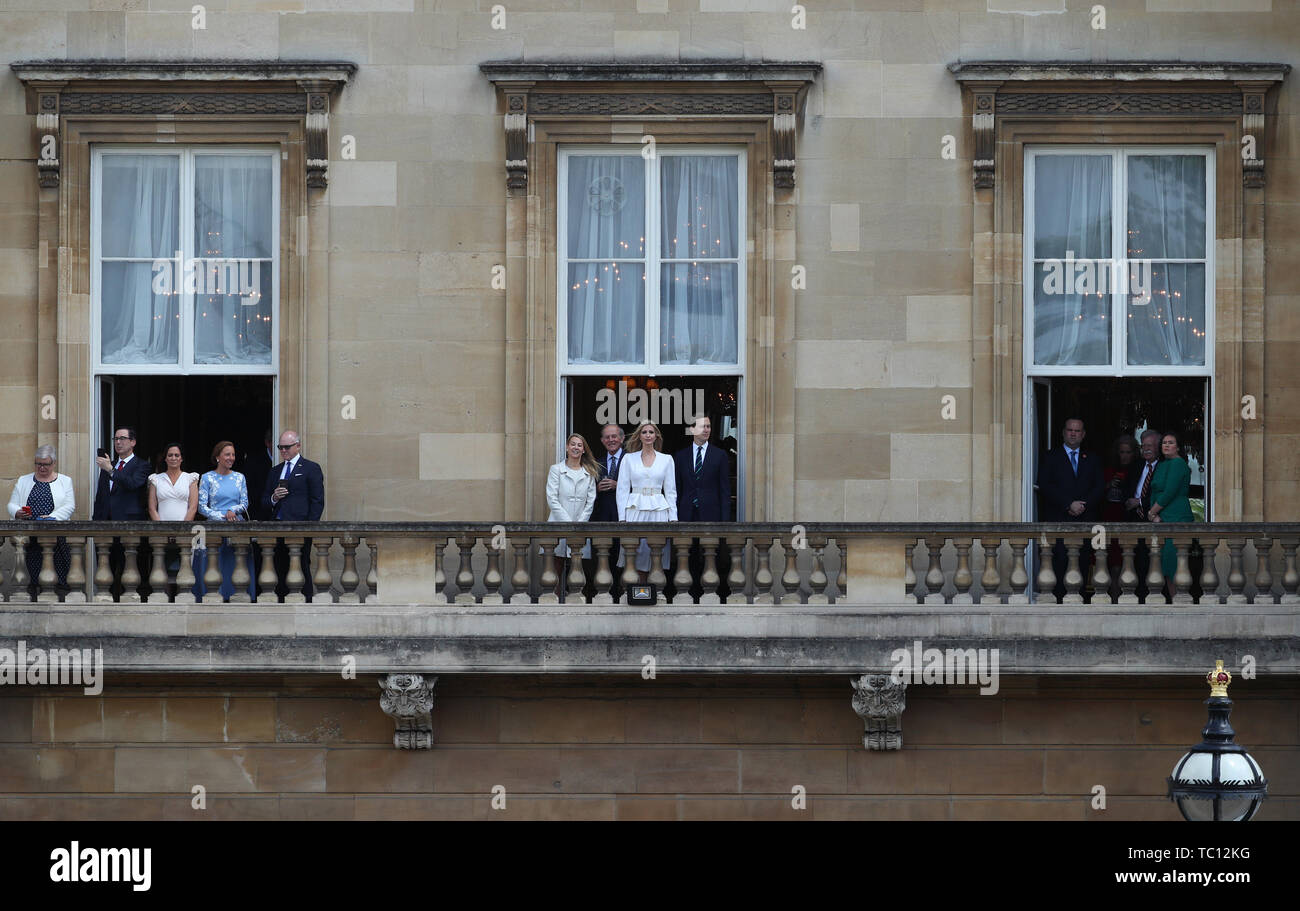 (Centro ventana) Ivanka Trump (centro) y Jared Kushner (derecha), con (ventana derecha) Sarah Sanders (derecha), secretario de prensa del magnate Donald Trump, y John Bolton (segunda a la derecha), el Consejero de Seguridad Nacional de los Estados Unidos, durante la ceremonia de bienvenida en el Palacio de Buckingham, Londres, el día uno de sus tres días de visita de estado en el Reino Unido. Foto de stock