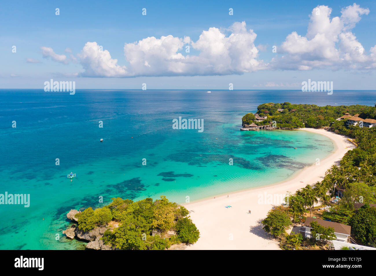 La bella Punta Bunga Beach en la isla de Boracay, Filipinas.Hoteles cerca de la playa en tiempo soleado. La costa de la isla de Boracay para turistas. Foto de stock