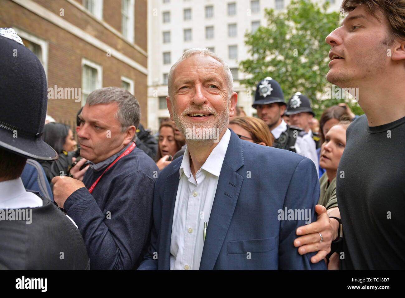 Dirigente del partido laborista Jerermy Corbyn llega a hablar en una manifestación anti-Trump en Whitehall, Londres en el segundo día de la visita de estado al Reino Unido por el Presidente de EEUU, Donald Trump. Foto de stock