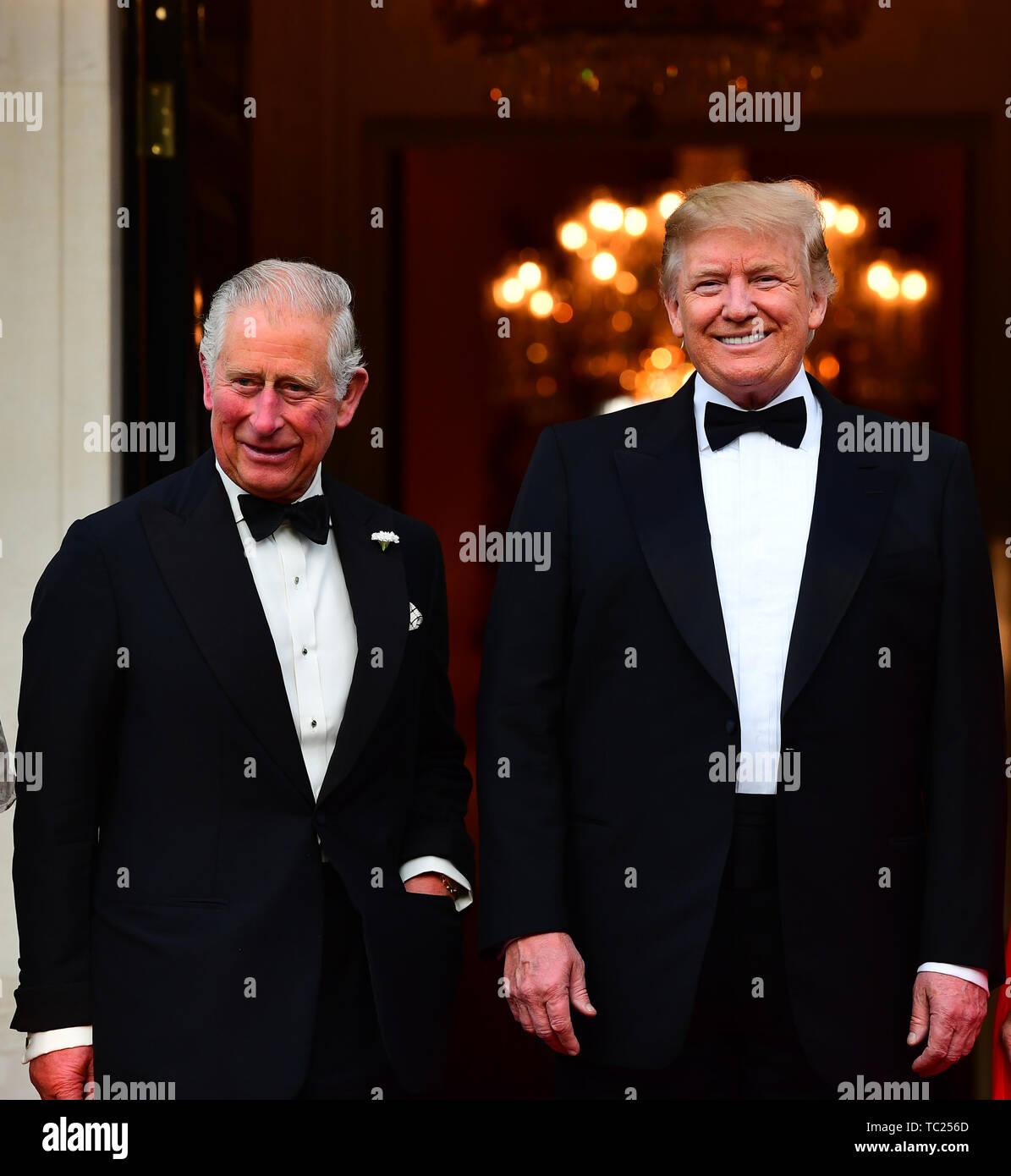 El Príncipe de Gales es saludado por el Presidente de EEUU, Donald Trump fuera Winfield House, la residencia del Embajador de los Estados Unidos de América para el Reino Unido, en el Regent's Park, Londres, el regreso de la cena como parte de su visita de estado en el Reino Unido. Foto de stock