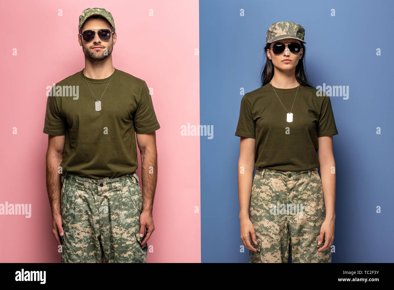 El hombre y la mujer en uniforme militar y gafas de sol de color azul y  rosa Fotografía de stock - Alamy