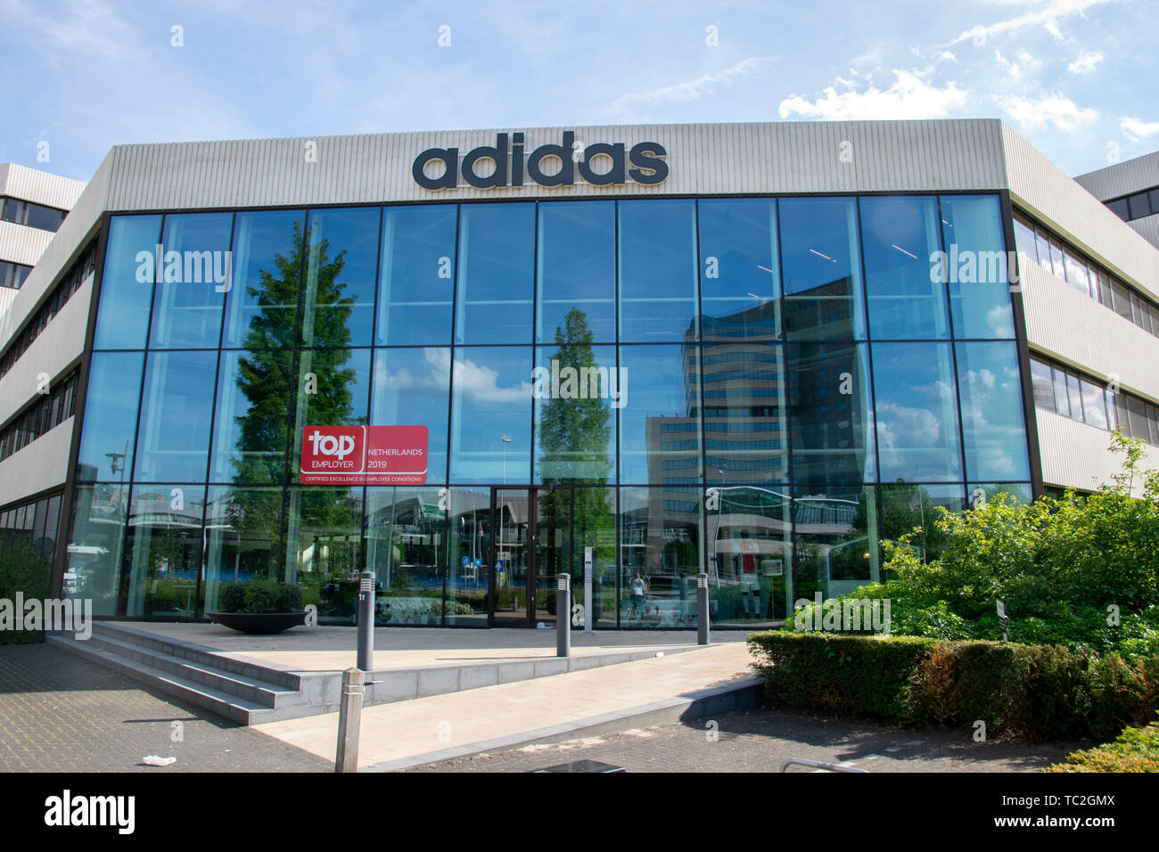 El edificio la empresa Adidas en Amsterdam Holanda 2019 Fotografía de stock - Alamy