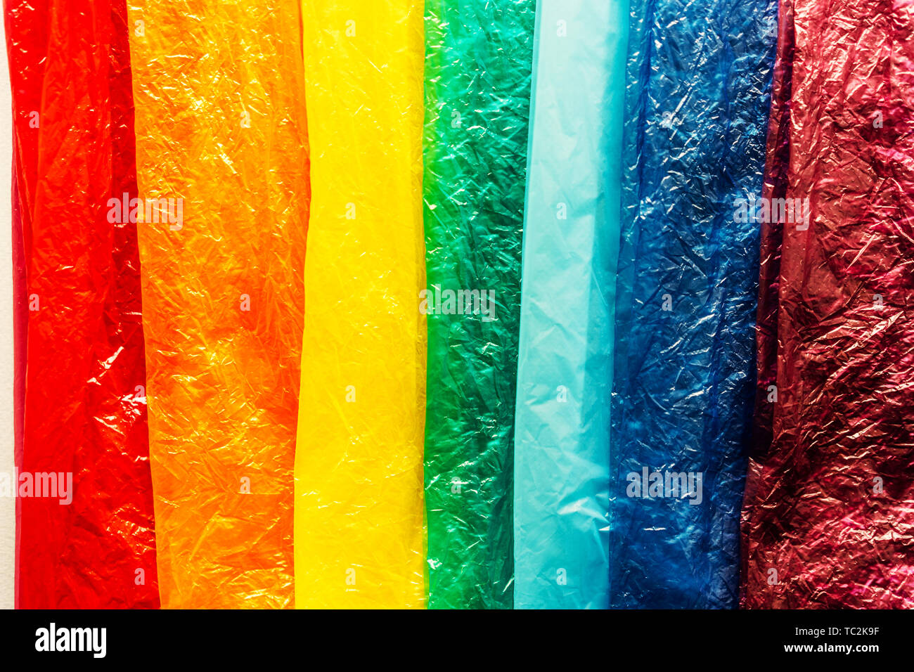 Bolsas De Plastico Brillante Con Una Textura Arrugada Se Colocan En El Orden De Los Colores Del Arco Iris Una Idea Creativa Un Simbolo De La Preocupacion Por El Medio Ambiente Fotografia
