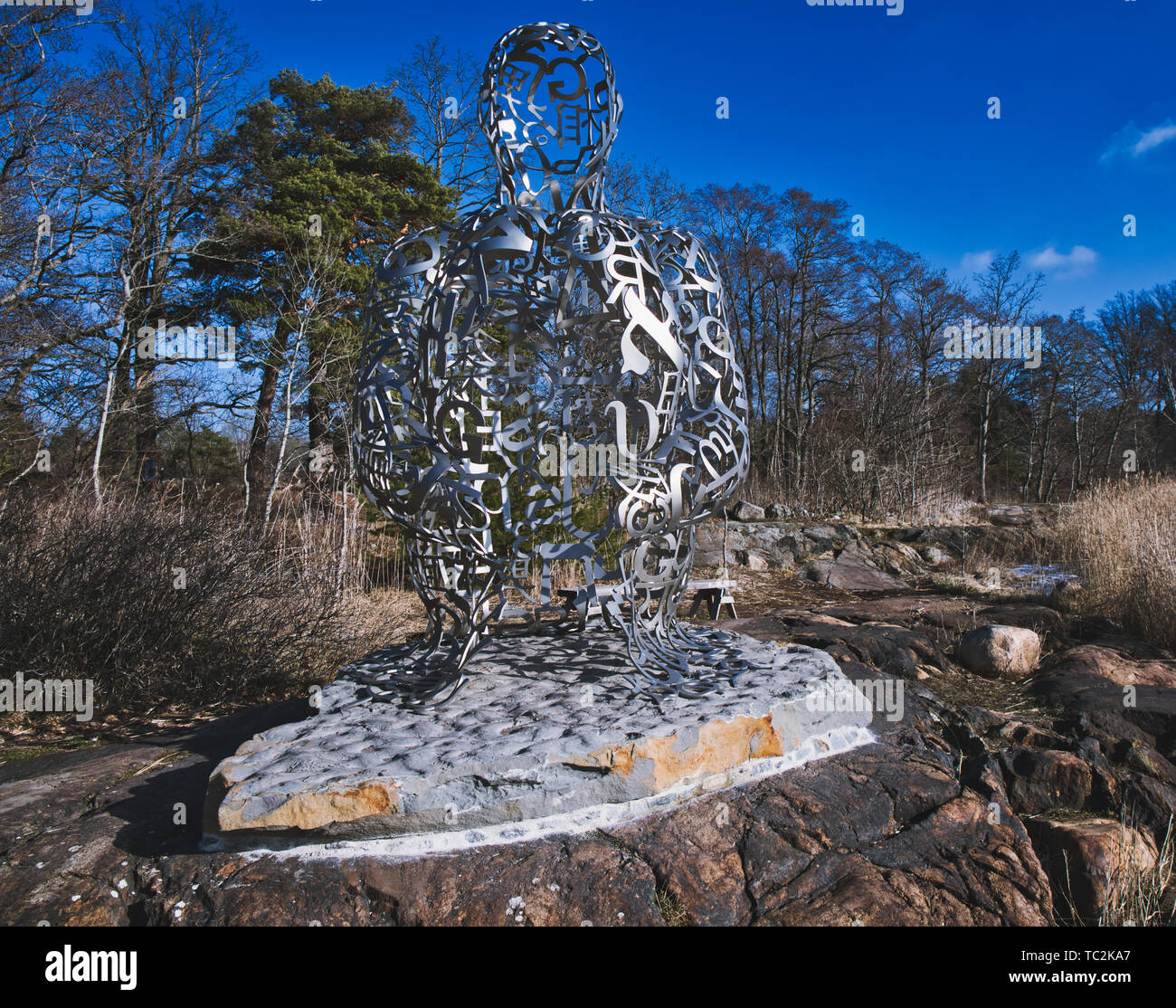 Escultura en metal por el escultor español Jaume Plensa, Artipelag, Península Halludden Varmdo, archipiélago de Estocolmo, Suecia, Escandinavia Foto de stock