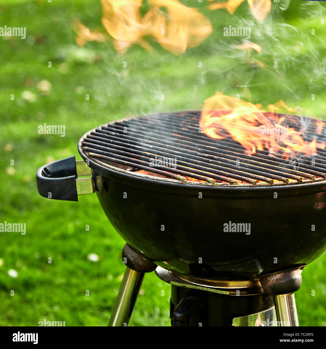 https://c8.alamy.com/compes/tc2kp2/caliente-el-fuego-ardiendo-en-un-hervidor-grill-barbacoa-con-fiery-llamaradas-naranjas-disparar-por-encima-de-la-rejilla-de-parrilla-en-una-vista-recortada-sobre-el-pasto-verde-tc2kp2.jpg