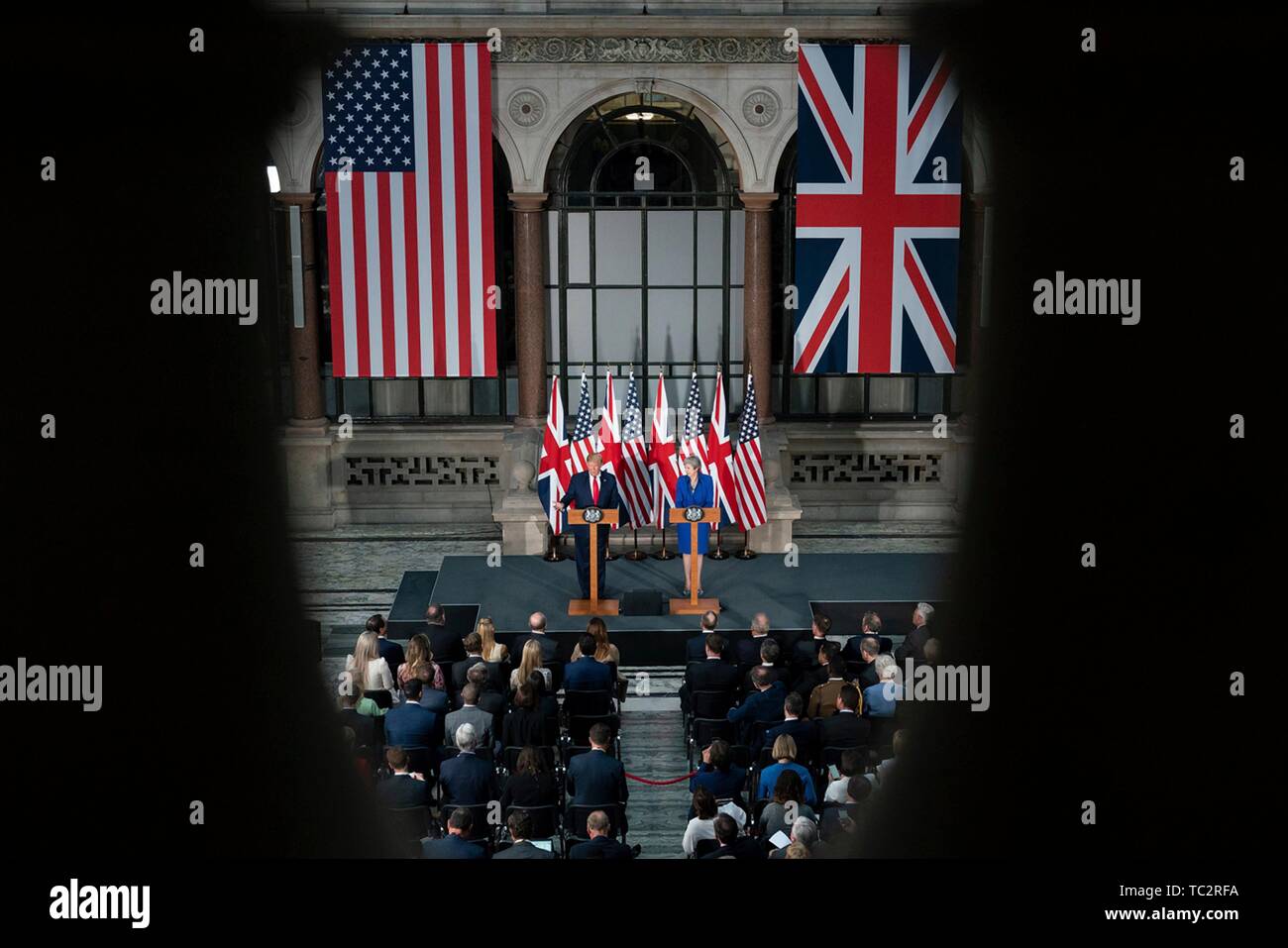 Londres, Reino Unido. 04 junio, 2019. Presidente estadounidense Donald Trump y el Primer Ministro británico saliente Teresa mayo celebra una conferencia de prensa conjunta en el Ministerio de Asuntos Exteriores y de la Commonwealth el 4 de junio de 2019 en Londres, Inglaterra. Crédito: Planetpix/Alamy Live News Foto de stock