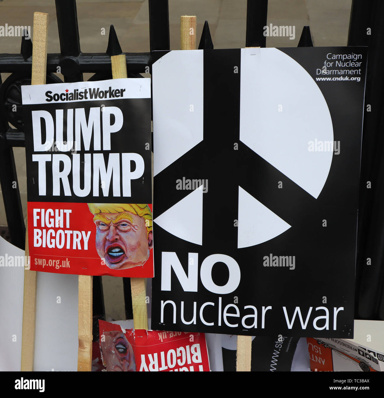Trump pancartas de protesta, Estados Unidos de América visita presidencial al Reino Unido, Whitehall, Londres, Reino Unido, 04 de junio de 2019, Foto por Richard Goldsc Foto de stock
