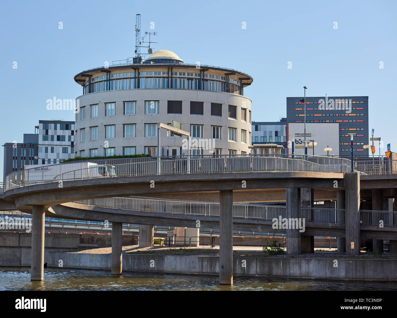 Blekholmsslingan con el edificio circular de la Administración de Transporte sueco en el fondo en Estocolmo, Suecia Foto de stock