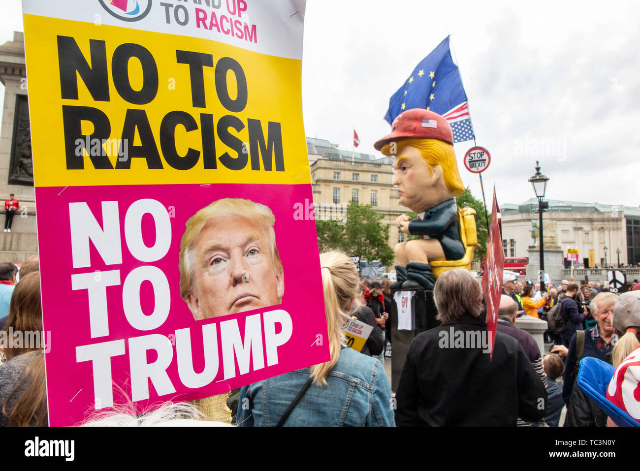 Carteles Contra el Racismo en Trafalgar Square durante manifestaciones en contra de la visita de estado de Donald Trump Foto de stock