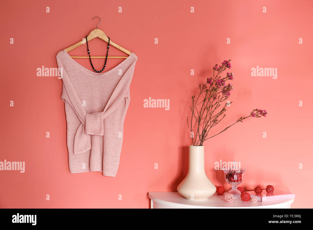 Tabla Con Decoracion Y Ropa Femenina Colgado En La Pared De Color