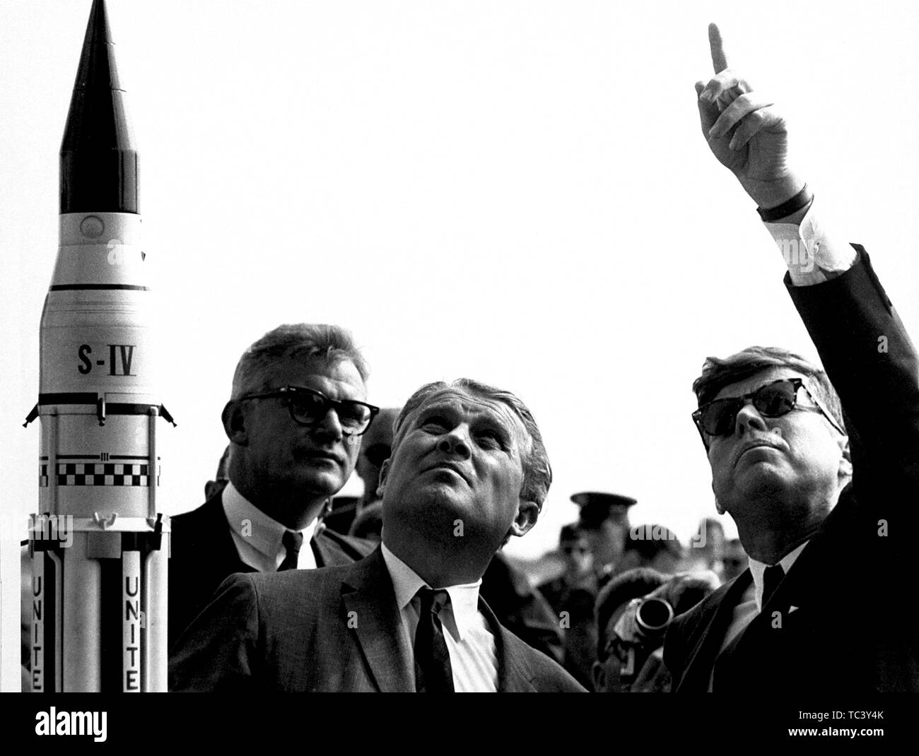 El Dr. Wernher von Braun y Robert Seamans explicando el sistema de lanzamiento de Saturno al Presidente John F. Kennedy, el 16 de noviembre de 1963. Imagen cortesía de la Administración Nacional de Aeronáutica y del Espacio (NASA). () Foto de stock