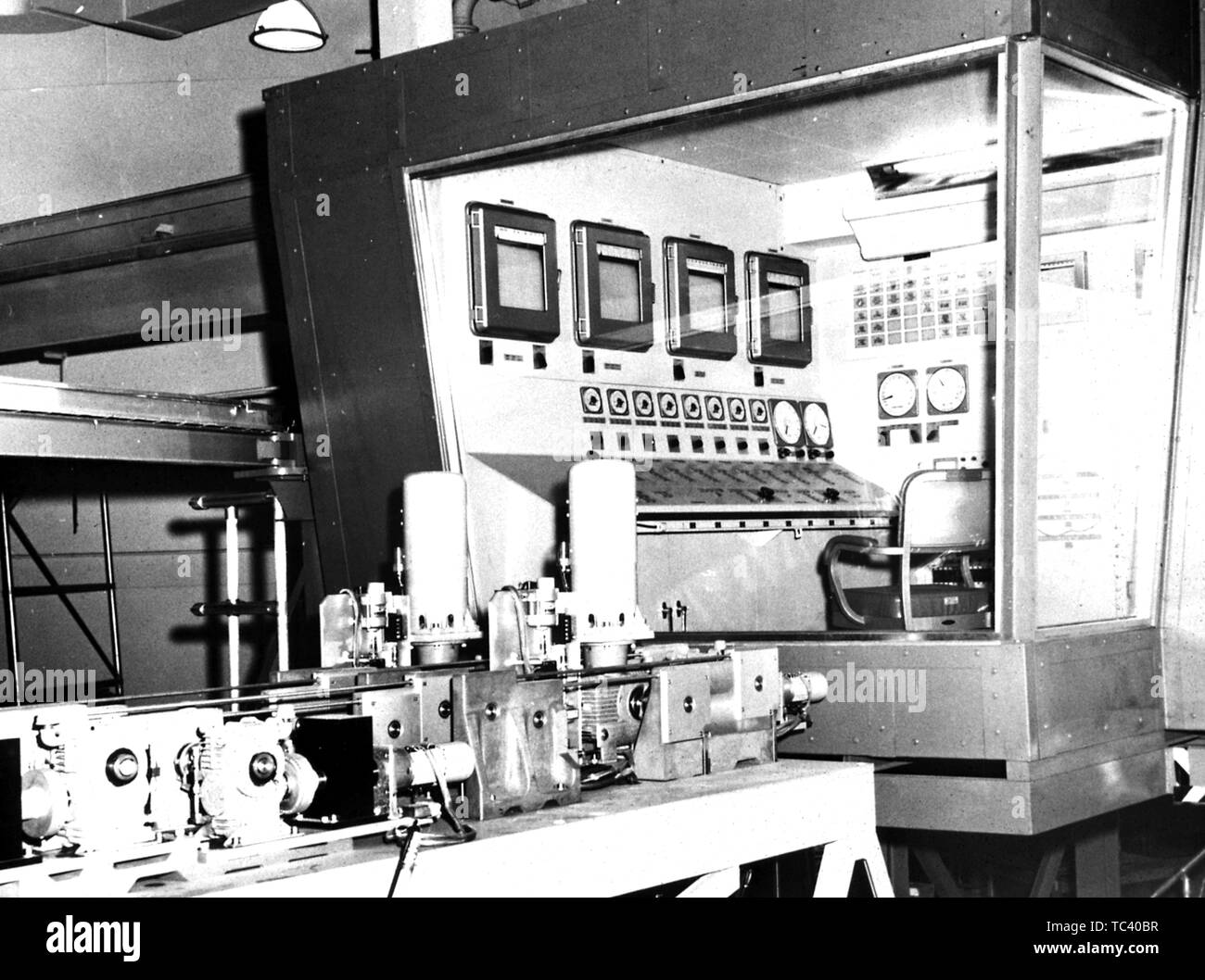 Sala de control del Reactor Mock-Up, encaramado justo encima de su núcleo, 1960. Imagen cortesía de la Administración Nacional de Aeronáutica y del Espacio (NASA). () Foto de stock