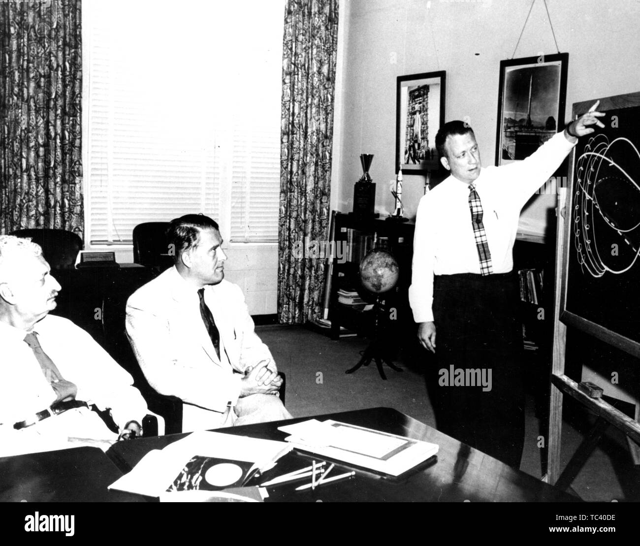 Charles Lundquist presenta trayectorias orbitales a Hermann Oberth y Wernher Von Braun a la Agencia de Misiles Balísticos del ejército en Huntsville, Alabama, el 28 de junio de 1958. Imagen cortesía de la Administración Nacional de Aeronáutica y del Espacio (NASA). () Foto de stock