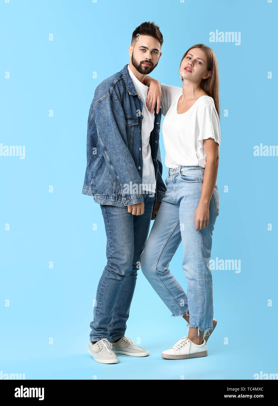 Elegante pareja joven en jeans ropa sobre fondo de color Fotografía de stock - Alamy Elegante pareja joven en jeans ropa sobre fondo de color Fotografía de stock - Alamy
