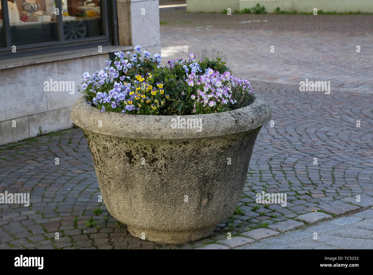 Jarrones de piedra en las calles de la ciudad Fotografía de stock - Alamy