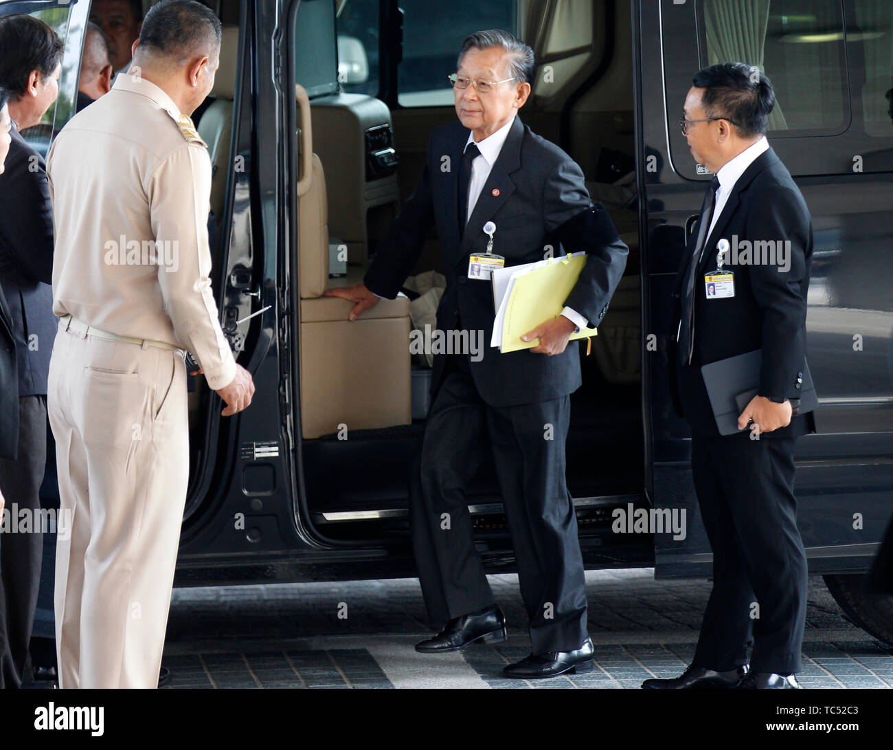 El Parlamento altavoz, Chuan Leekpai (C) llega al parlamento a votar por el nuevo primer ministro de Tailandia, a TOT Plc" Auditorio en Bangkok. Foto de stock
