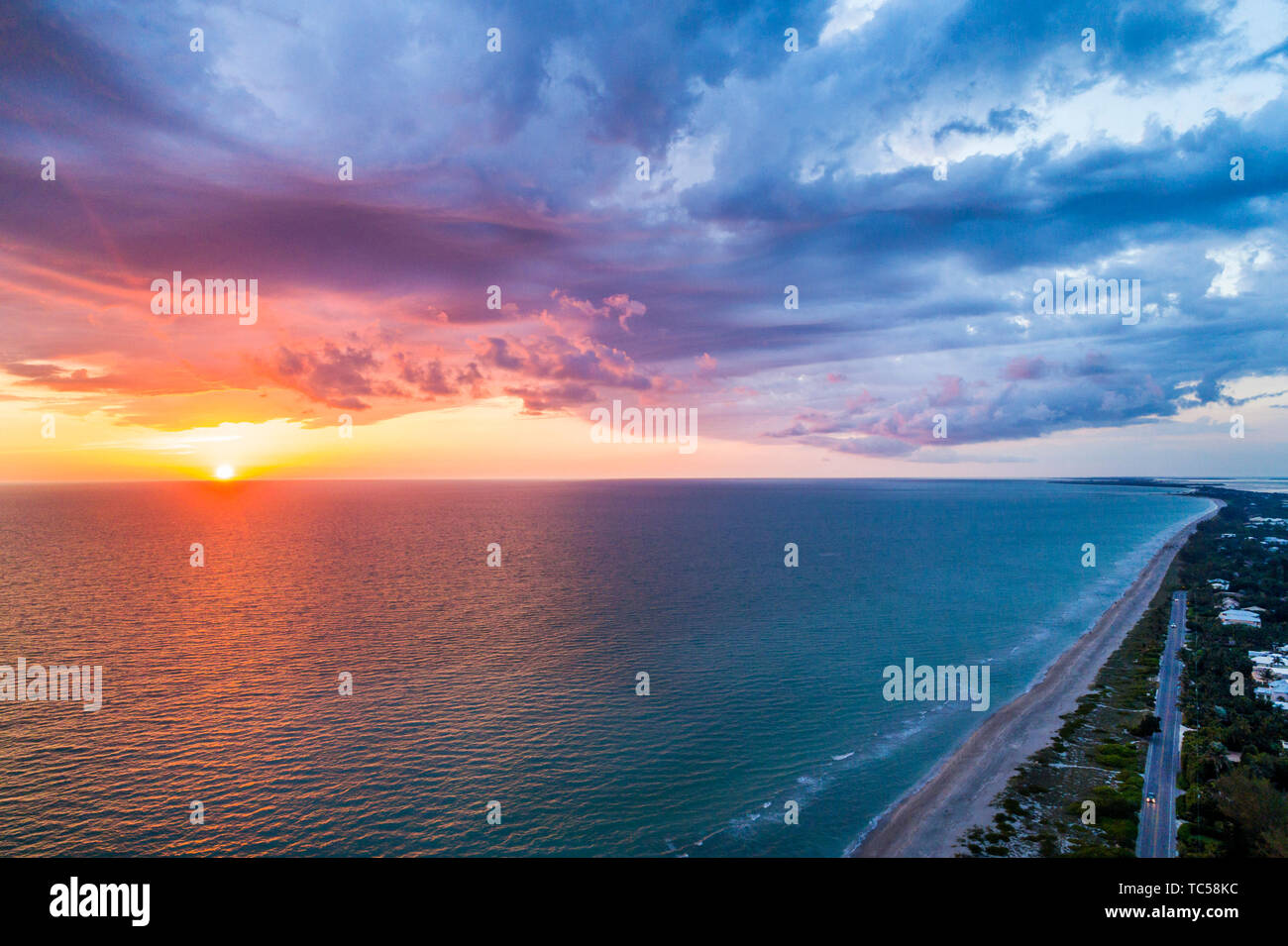 Captiva Island Florida, playa del Golfo de México puesta de sol nubes cielo de agua, vista aérea, FL190508d25 Foto de stock