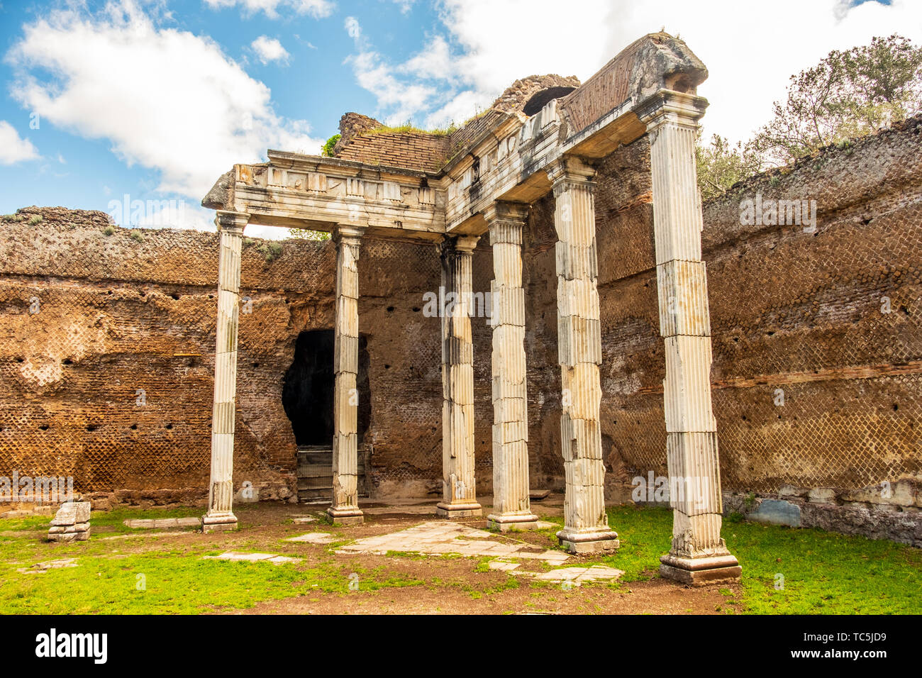 Villa Adriana ruinas romanas columnas - Tivoli Roma - Italia Foto de stock