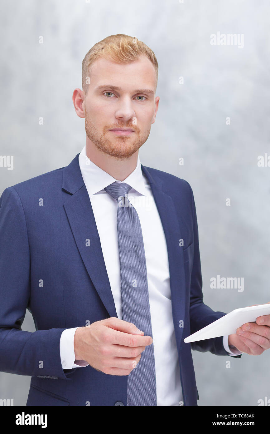 Moderno retrato de un hombre adulto con tablet pc, agente de seguros, el banco asesor o consultor fiscal. Foto de stock