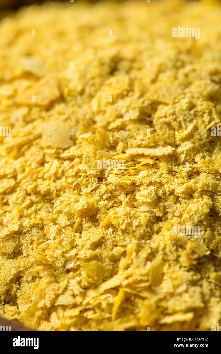 Materias amarillo nutricionales orgánicos la levadura en un recipiente Foto de stock