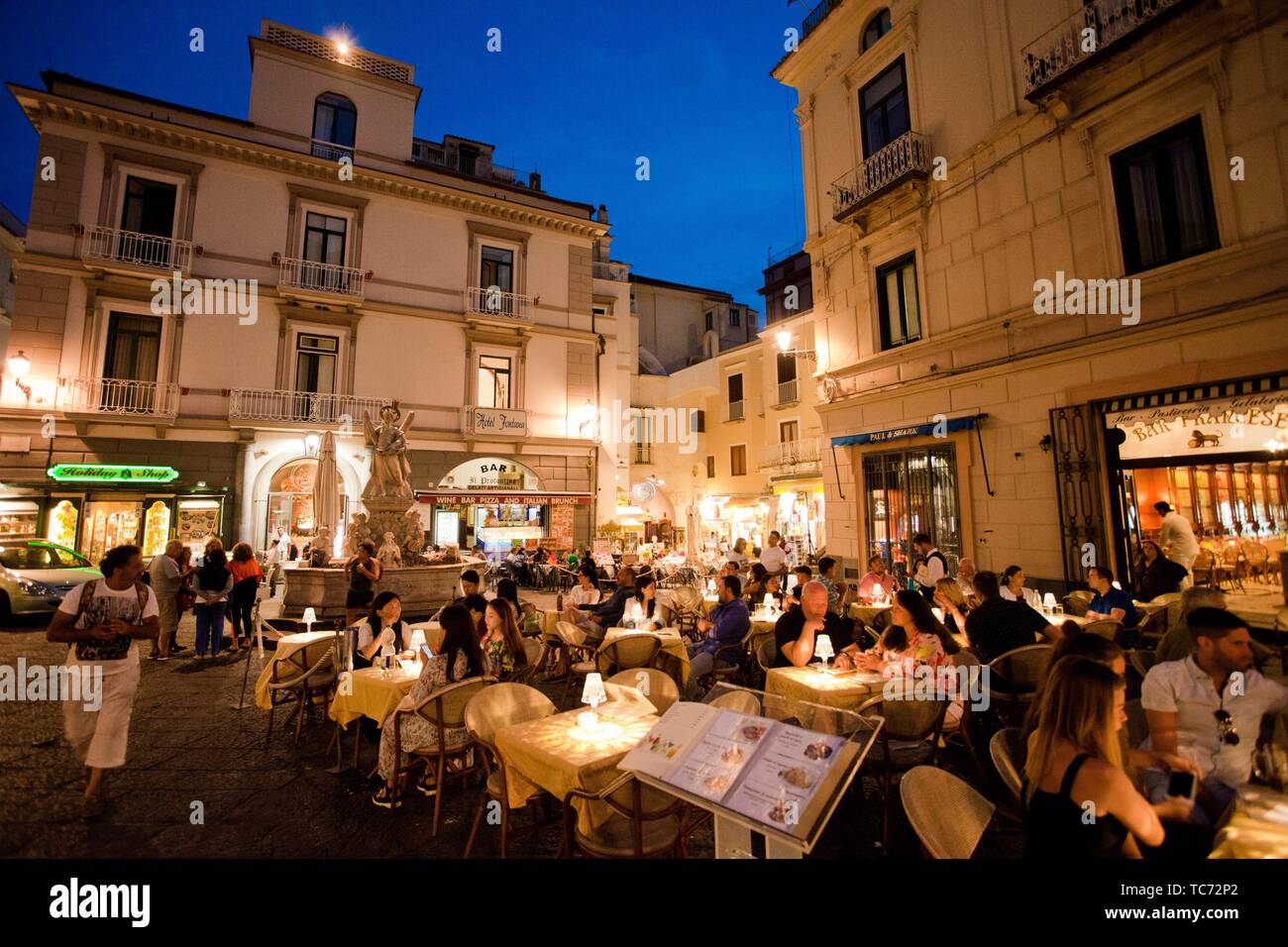 Restaurante, La Plaza de la Catedral, la Piazza del Duomo, Amalfi, provincia de Salerno, en la costa de Amalfi, el Golfo de Salerno, Campania, Italia, Europa. Foto de stock