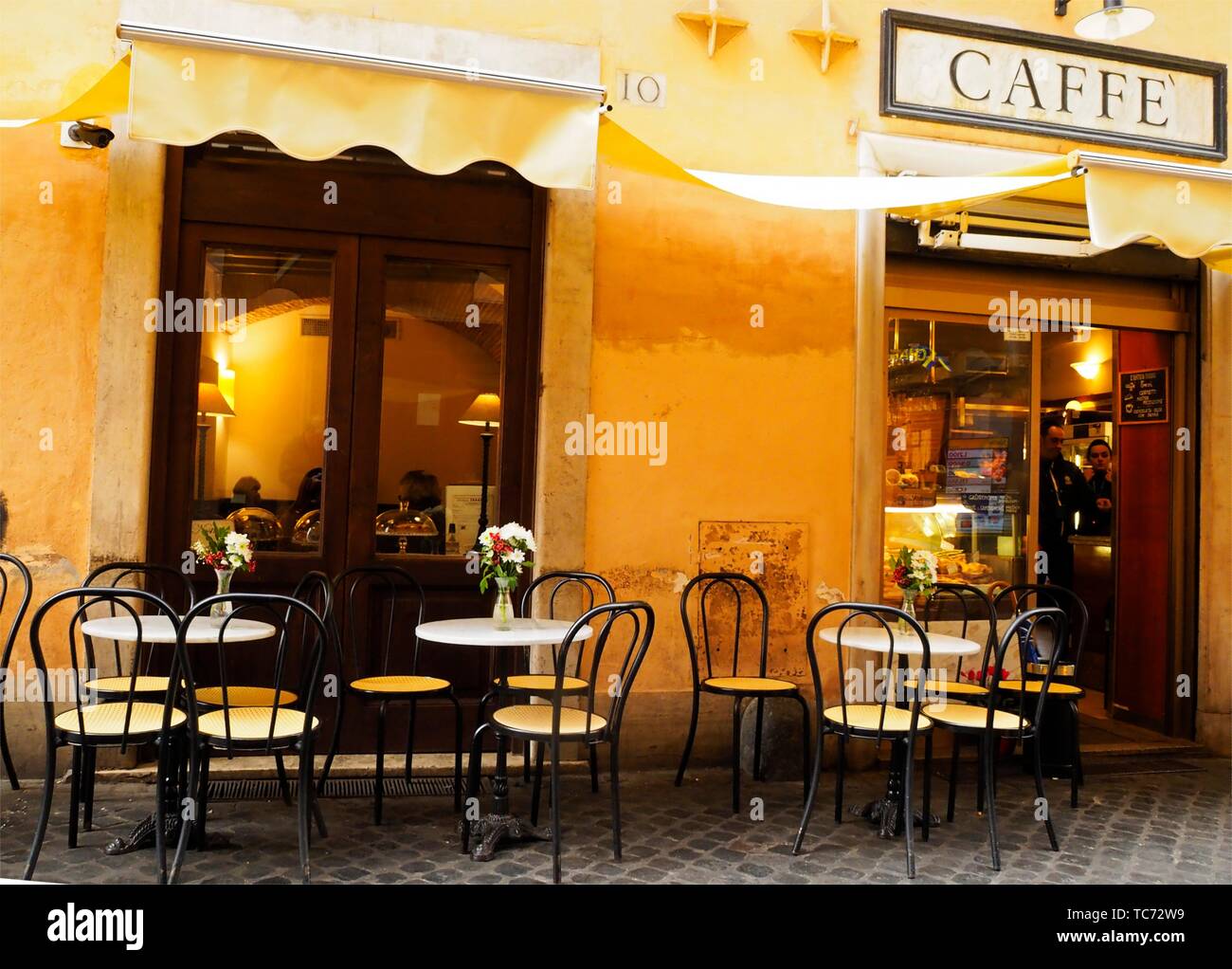 Cafetería al aire libre, Roma, Italia Fotografía de stock - Alamy