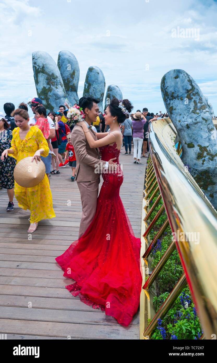 Fotografía de bodas, Golden Bridge, Sun Mundo Ba Na Hills, Danang, Vietnam, Asia. Foto de stock